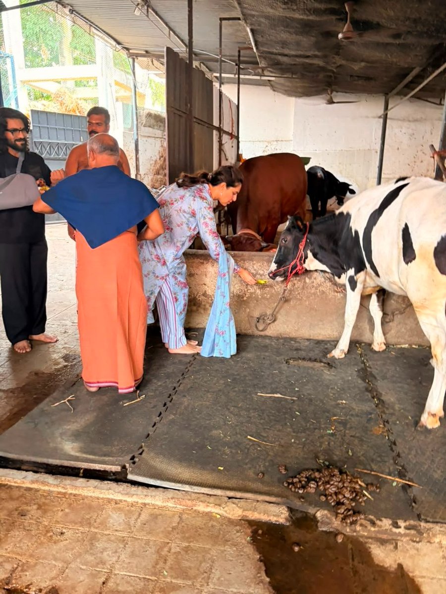 Telugu360's tweet photo. #RamCharan and his wife #upasanakonidela at Ayyappa swamy temple in Coimbatore today.. RC had a wrist surgery in Ganga Hospital https://t.co/nl057BkbIy
