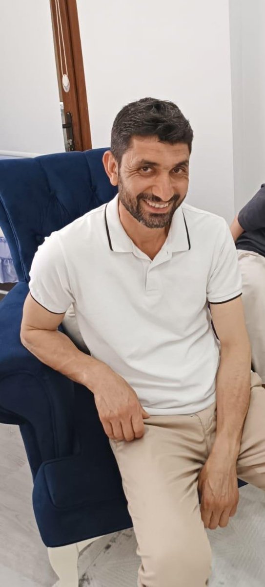 ArdaYii10350560's tweet photo. VEFAT VE CENAZE DUYURUSU

Eski Adalet Bakanlığı Ceza ve Tevkifevleri Genel Müdürlüğü personeli, KHK'lı Kamil Dayan, geçirdiği elim trafik kazası sonucu henüz 37 yaşında hayatını kaybetmiştir.

1989 doğumlu olan Kamil Dayan, ömrünün baharında aramızdan ayrıldı. Gözyaşları içinde bir eş ve henüz beş yaşındaki evladını geride bıraktı. Yaşanan bu acı kayıp; ailesini, yakınlarını, dostlarını ve kendisini tanıyan herkesi derin bir üzüntüye boğmuştur.

Merhum Kamil Dayan'ın cenazesi, bugün ikindi namazına müteakip Niğde Fatih Sultan Mehmet Camii'nde kılınacak cenaze namazının ardından Niğde Hıdırlık Mezarlığı'nda defnedilecektir.

Merhuma Allah'tan rahmet; başta kıymetli ailesi olmak üzere tüm yakınlarına, sevenlerine ve dostlarına sabır ve başsağlığı diliyoruz.

Mekânı cennet, makamı âli olsun.