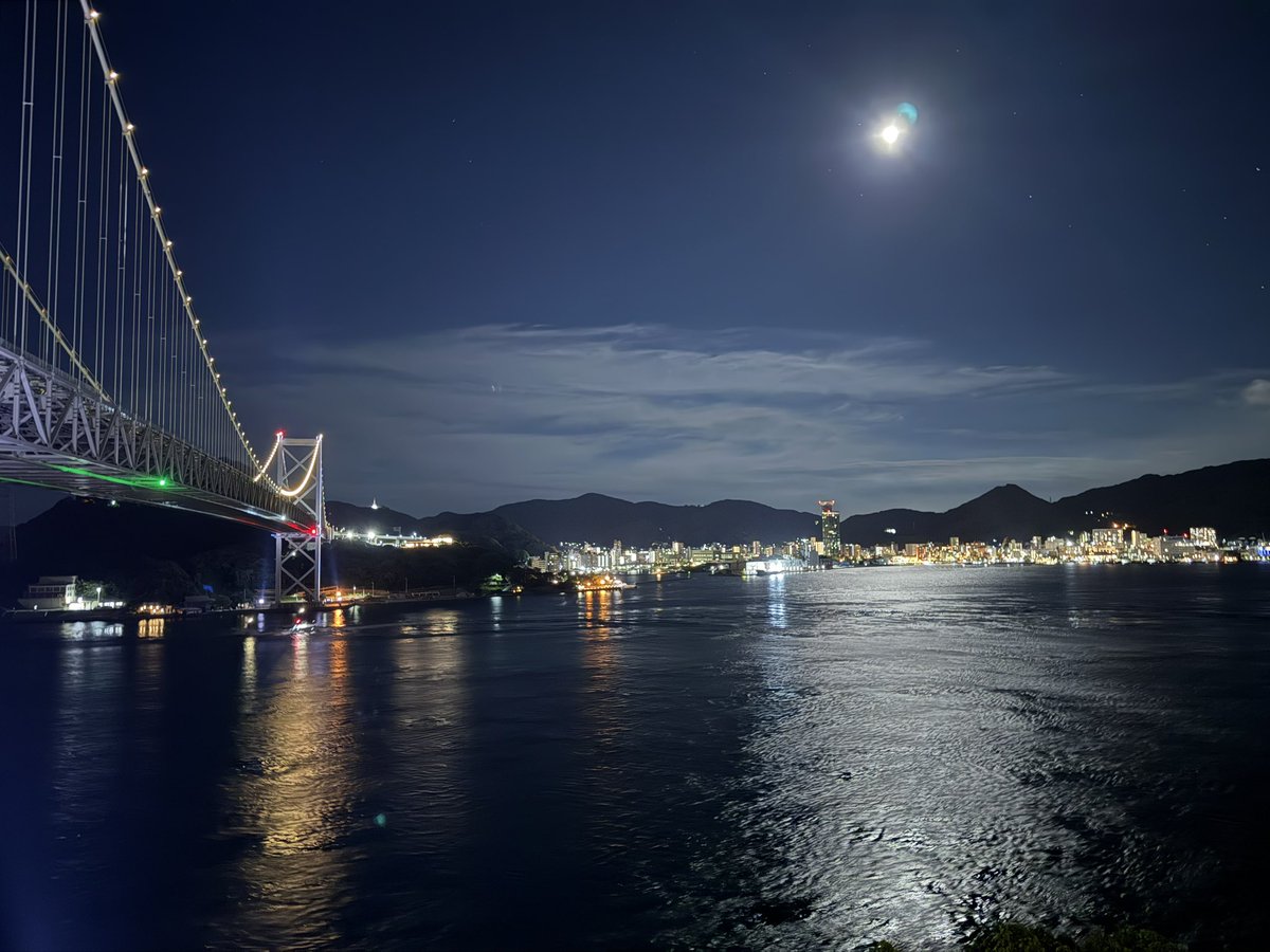 emcdesign_staff's tweet photo. 昨日本日と、福岡県太宰府市の教育施設にてスタジオ専用EMC電源工事です。
工期の兼ね合いでかなり詰め込んだ内容の二日間になりましたが、3台のEMC分電盤と各ブース、各ルーム、ホールの音響専用コンセント設置は完了しました。

昨日の施工中、脚立の上で分電盤設置を施行していると、私を含めた現場の職人さん達のスマホから緊急地震速報のアラームが一斉に鳴り始め、間髪開けずにグラグラっと揺れ出しました。
現場の福岡県太宰府市は大きな影響はありませんでしたが、熊本では大変な災害になってしまいました。

最初の写真は、27日夜に山口県側の壇ノ浦SAから見た関門橋と九州の門司地区の灯りです。
撮影時には、こんな災害が起こるとは想像もできませんでした。
被災された九州、熊本の皆様には、心からお見舞い申し上げます。

株式会社EMC設計
https://t.co/vWVjWdbiLv

#ナイスカンパニー
#emc設計