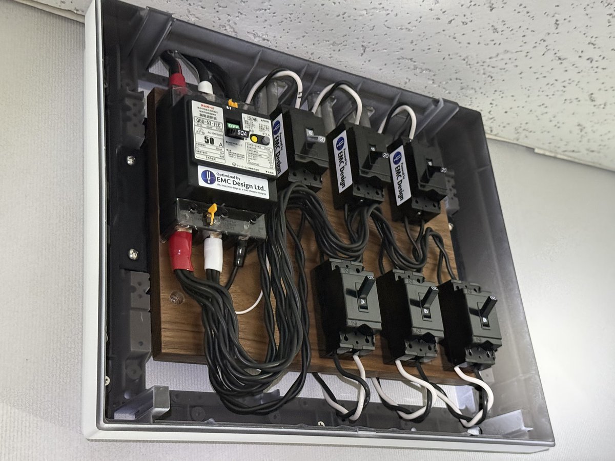 emcdesign_staff's tweet photo. 昨日本日と、福岡県太宰府市の教育施設にてスタジオ専用EMC電源工事です。
工期の兼ね合いでかなり詰め込んだ内容の二日間になりましたが、3台のEMC分電盤と各ブース、各ルーム、ホールの音響専用コンセント設置は完了しました。

昨日の施工中、脚立の上で分電盤設置を施行していると、私を含めた現場の職人さん達のスマホから緊急地震速報のアラームが一斉に鳴り始め、間髪開けずにグラグラっと揺れ出しました。
現場の福岡県太宰府市は大きな影響はありませんでしたが、熊本では大変な災害になってしまいました。

最初の写真は、27日夜に山口県側の壇ノ浦SAから見た関門橋と九州の門司地区の灯りです。
撮影時には、こんな災害が起こるとは想像もできませんでした。
被災された九州、熊本の皆様には、心からお見舞い申し上げます。

株式会社EMC設計
https://t.co/vWVjWdbiLv

#ナイスカンパニー
#emc設計