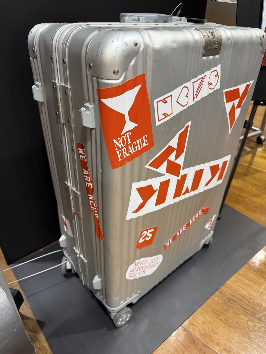 Kaca89564159's tweet photo. タワレコ仙台行ったらちょうどアルバム補充されてたとこでした🤩いいぞいいぞもっと売れてー！！！
スーツケースはシゲちゃんが持ってるやつかと思ったらシールが逆！？…あれ？これは違うのか…？？🤔どこにいるか探すぞー！笑

#NEWS_KMK https://t.co/7wg7jzLRh3