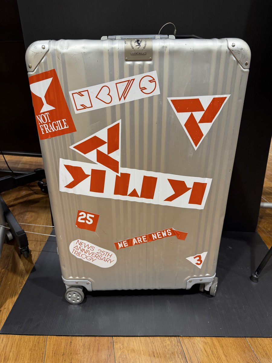 Kaca89564159's tweet photo. タワレコ仙台行ったらちょうどアルバム補充されてたとこでした🤩いいぞいいぞもっと売れてー！！！
スーツケースはシゲちゃんが持ってるやつかと思ったらシールが逆！？…あれ？これは違うのか…？？🤔どこにいるか探すぞー！笑

#NEWS_KMK https://t.co/7wg7jzLRh3