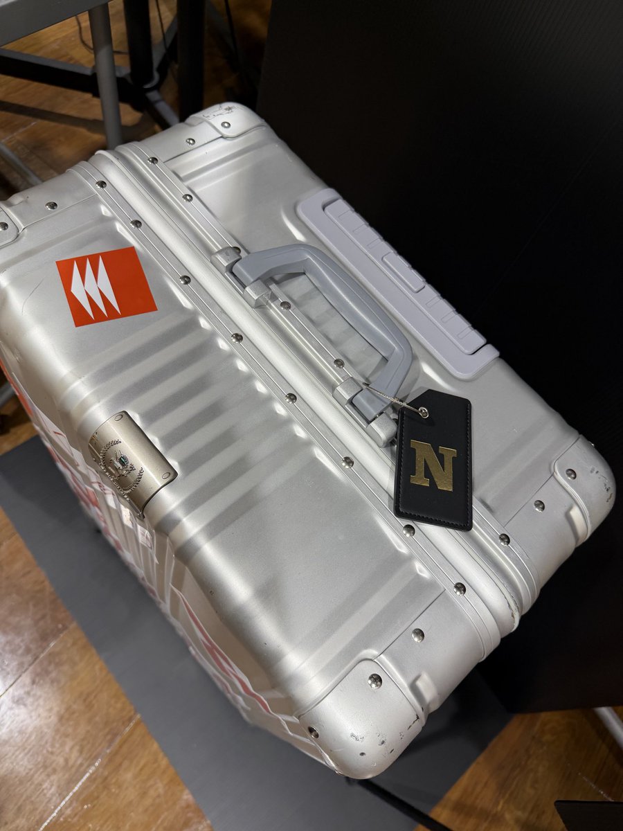 Kaca89564159's tweet photo. タワレコ仙台行ったらちょうどアルバム補充されてたとこでした🤩いいぞいいぞもっと売れてー！！！
スーツケースはシゲちゃんが持ってるやつかと思ったらシールが逆！？…あれ？これは違うのか…？？🤔どこにいるか探すぞー！笑

#NEWS_KMK https://t.co/7wg7jzLRh3