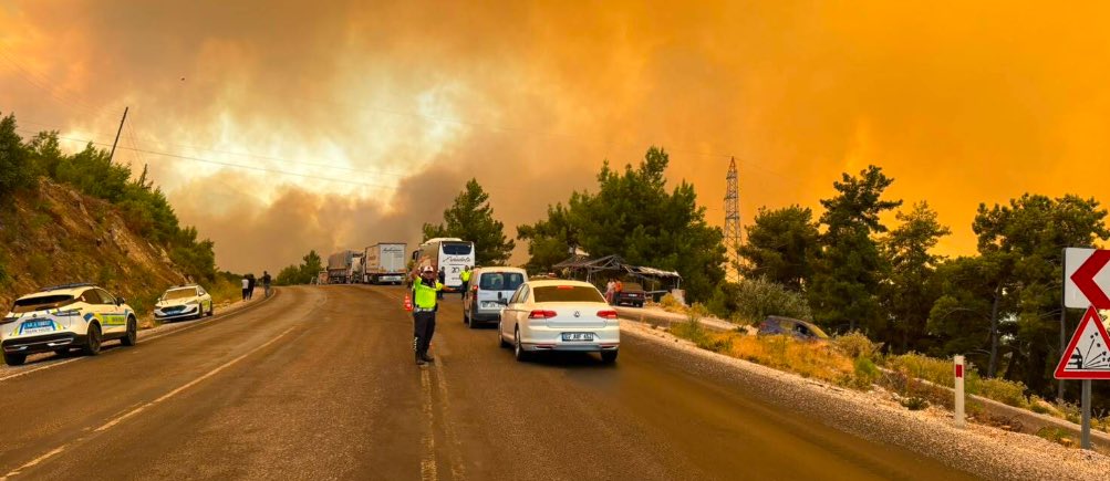 UmitDikbayir's tweet photo. Muğla’da devam eden orman yangınından etkilenen tüm vatandaşlarımıza geçmiş olsun dileklerimi iletiyorum.

Yeşil vatanımızın gördüğü zararın üzüntüsünü yaşarken, en büyük temennimiz can kaybı yaşanmadan yangının en kısa sürede kontrol altına alınmasıdır.

Sahada fedakarca görev yapan tüm ekiplerimize kolaylıklar diliyor, mücadele eden herkese minnetlerimizi sunuyorum. #muğla