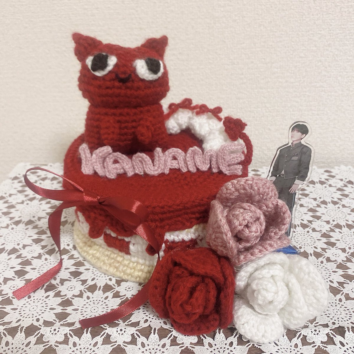 ka7_me6's tweet photo. 横山奏夢さんお誕生日おめでとうございます🍷

バースデーケーキを編みました🎂
奏夢さんが描いていたイラストのキャラクターをメインに彩ってみました👿

23歳もあなたらしくいられる年でありますように💫

#横山奏夢 https://t.co/307inXRxTJ