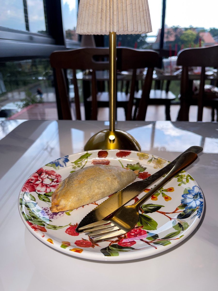 ONEzday's tweet photo. ขับรถจากนนแมพพาหลงไปสัมมากรได้ไงอะ เฮ่ย แต่สักพักหลงรักเจ้าของร้านเฉยอะ อย่าให้เจอนะ 😜 เลยเข้ามาหลบฝน กินพายไป3อัน อร่อยอะ❤️ วันหน้าจะขับหลงอีกไหมเนี่ยเรา กูเกิ้ลแมพเราเป็นอะไรกันแน่55555555666666

#Thecrimsonbkk #เป๊กผลิตโชค https://t.co/Hme0bMmkRC
