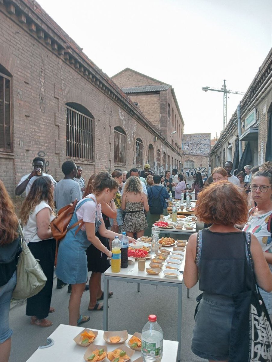SantsCoop's tweet photo. El 2015 va néixer el Sindicat de Treballadors Ambulants de Barcelona per lluitar contra la repressió racista. Creà la cooperativa i la marca #TopManta per la producció tèxtil, ha regularitzat a centenars de persones i lluitat a @RegularizacionY. Un honor ser part d'aquest camí! https://t.co/txS3tYlDek