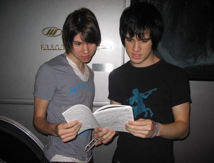 fabledlungs's tweet photo. Good morning #panictwt do you think they’re reading fanfiction here?? https://t.co/ykM7499nDA