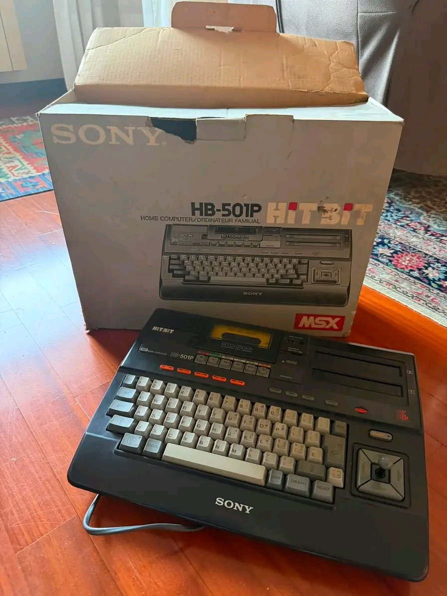 Supmsx's tweet photo. MSXは長く使い続けられるように設計されました
その好例となるのが、この非常に美しいSONY HB-501Pです
イタリア人のオーナーは、オリジナルのケースとともにこの機種を所有していることを大変誇りに思っています
そして、そう、あの有名な言葉を口にできるのです……「IT'S A SONY」😊
#MSX #MSXWorld https://t.co/Q3W1a0qo6l