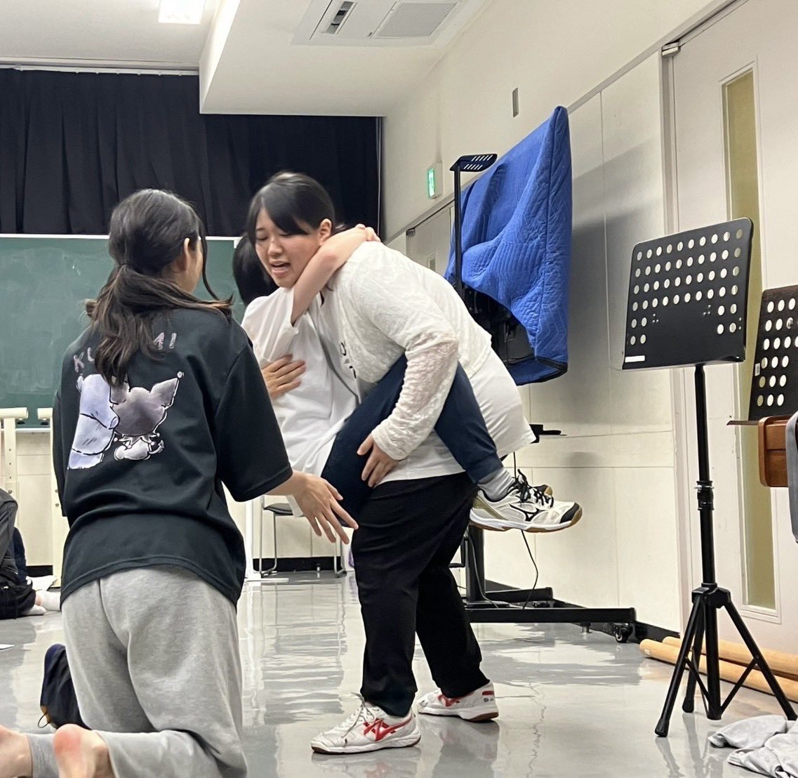 nichigei2024act's tweet photo. 本番まで残り3日‼️
今日のキャストコメントは！
＜両チーム・津久田＞

大道具などは生徒の家の私物をお借りしている物もあるんです！！
みんなで徒歩でお家まで行って台車に乗せて運びました💦💪

 #演劇  #シビれる日芸演劇祭2026  #日本芸術専門学校 https://t.co/A83WMhUQS2