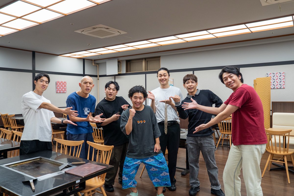 oricon's tweet photo. 四千頭身・後藤、『有吉の壁』で結婚発表
https://t.co/y3uKuhpIGn
⠀
後藤拓実(29)がネタの流れで「結婚しました！5月に」とサラリと報告。都築拓紀(29)と石橋遼大(29)にも言っていなかったといい、2人は呆然とした表情をしていた。
⠀
#有吉の壁 https://t.co/YhHfpHrYDV