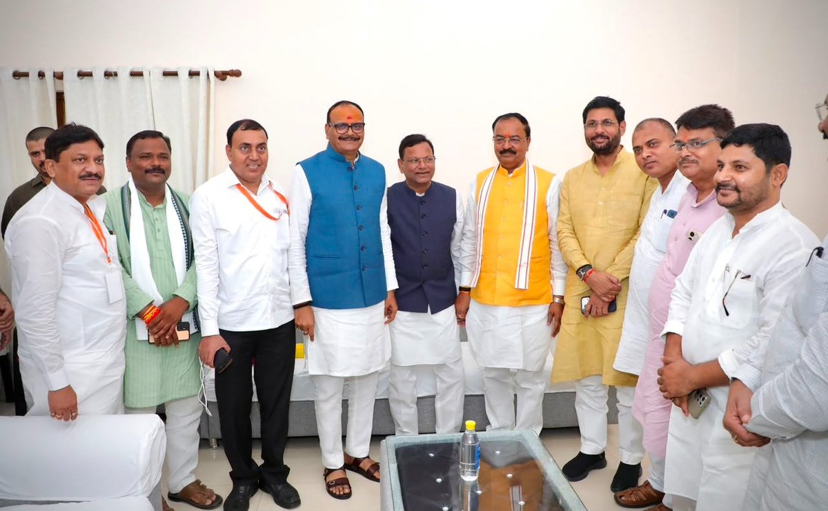 mppchaudhary's tweet photo. वाराणसी प्रवास के दौरान आज सर्किट हाउस में प्रदेश के माननीय उपमुख्यमंत्री द्वय श्री केशव प्रसाद मौर्य जी एवं श्री ब्रजेश पाठक जी ने शिष्टाचार भेंट की।

इस अवसर पर पार्टी के सम्मानित पदाधिकारियों एवं कार्यकर्ताओं की भी उपस्थिति रही।

#UPWITHPANKAJCHAUDHARY
#सेवा_ही_संगठन
#VaranasiVisit

@kpmaurya1 
@brajeshpathakup 
@BJP4UP
