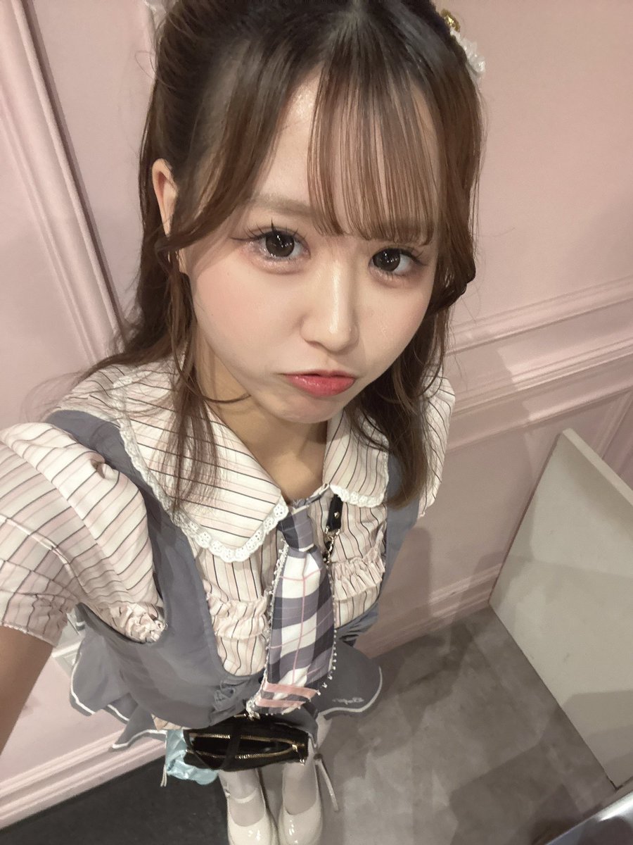 yumayuma_2323's tweet photo. 7月で研修服見納めです〜(TT)
31もいるので会いに来て🥺💛 https://t.co/0CFbZvuWXy