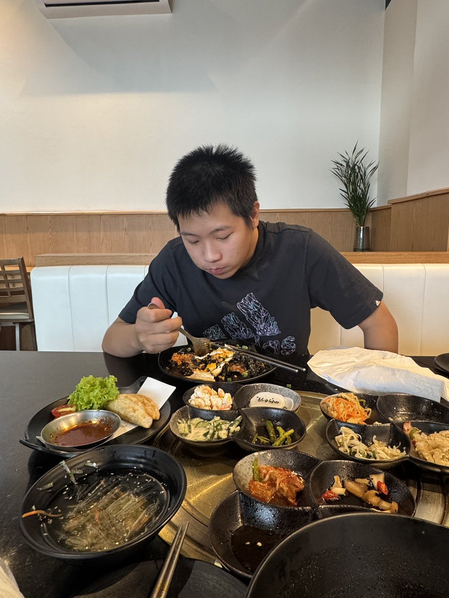 Ameiqiu0303's tweet photo. 带儿子拿完他的电脑💻。我们今天吃韩国餐！我最爱吃韩国的这些小菜。他们家的韩式炸鸡做得太好了。外酥里嫩。韩酱也是刚刚好。她们家的小菜做得很好吃，平常吃的韩式炸鸡都是小鸡腿或者鸡翅，这个他们用大腿去骨。很好吃。我吃韩式泡面儿子吃泡菜炒饭！不会吃泡菜但是又说泡菜炒饭好吃😂 我看到老板娘是个韩国人，也是大厨。