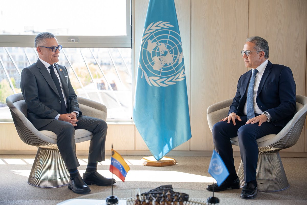 VenUnesco's tweet photo. Embajador Ernesto Villegas @VillegasPoljak presenta Cartas Credenciales ante la UNESCO 🇻🇪 https://t.co/FnKtjE8uZA https://t.co/JXYPJQ9Qy9