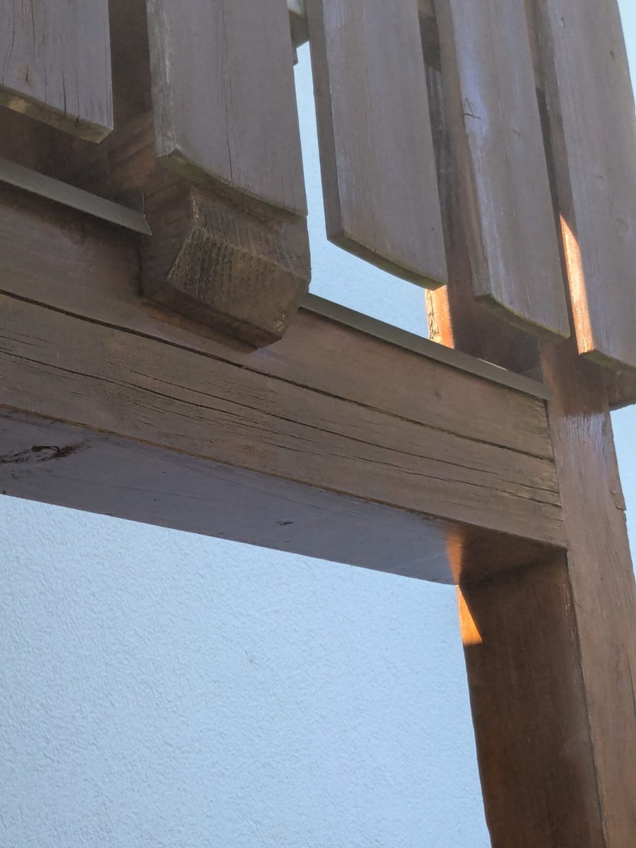HermannLiebing's tweet photo. Bei Holz, das dem Wetter sehr stark ausgesetz,t ist habe ich zum Schutz Blech montiert.
#liebingholzarbeiten #holzarbeiten #balkon #balkonsanierung #balkongeländer #sanierung #renovierung https://t.co/w0SKPDxydX
