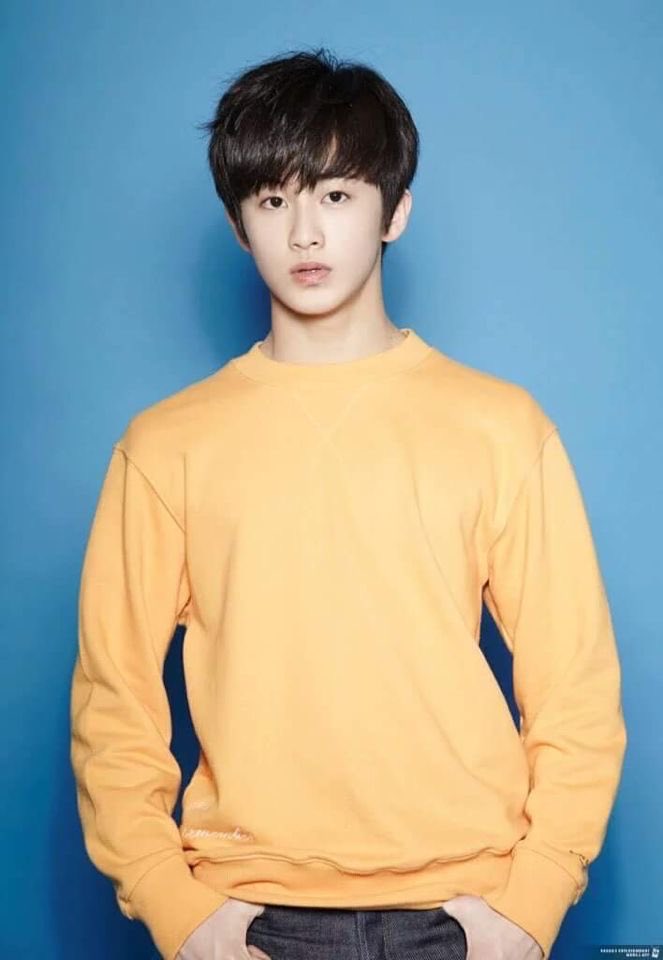 Mark_lee_lovely's tweet photo. Sm은 빨리 데뷔 시키고 싶어서 ㅁㅊ을듯. 
이런 미소년이 뚜벅뚜벅 제 발로 들어왔으니. https://t.co/8D077kAE84
