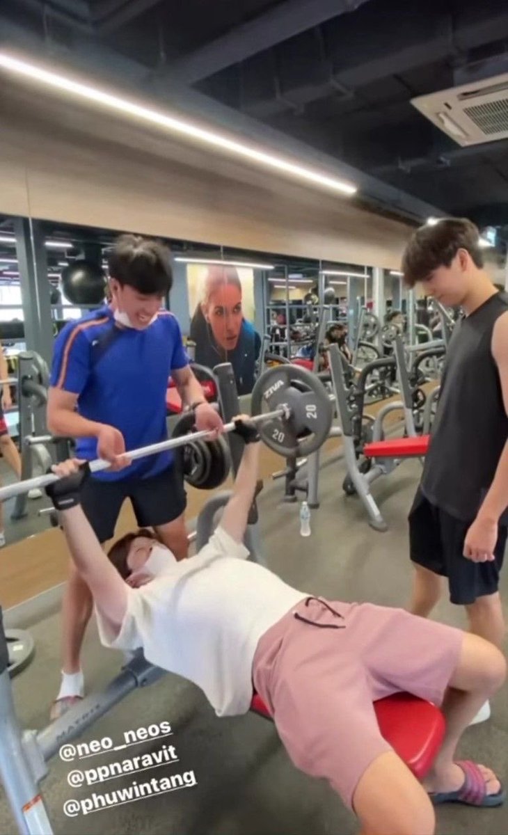 pptnarawin's tweet photo. Remember when Phuwin asked Neo to ask Pond to join them at the Gym so he could get close to Pond 🚬🙂‍↔️

He was acting like when that teen ask their friends to invite their crush to a party to have an excuse to get close 😭😭😭😭😭 https://t.co/KmuAdPEeF6