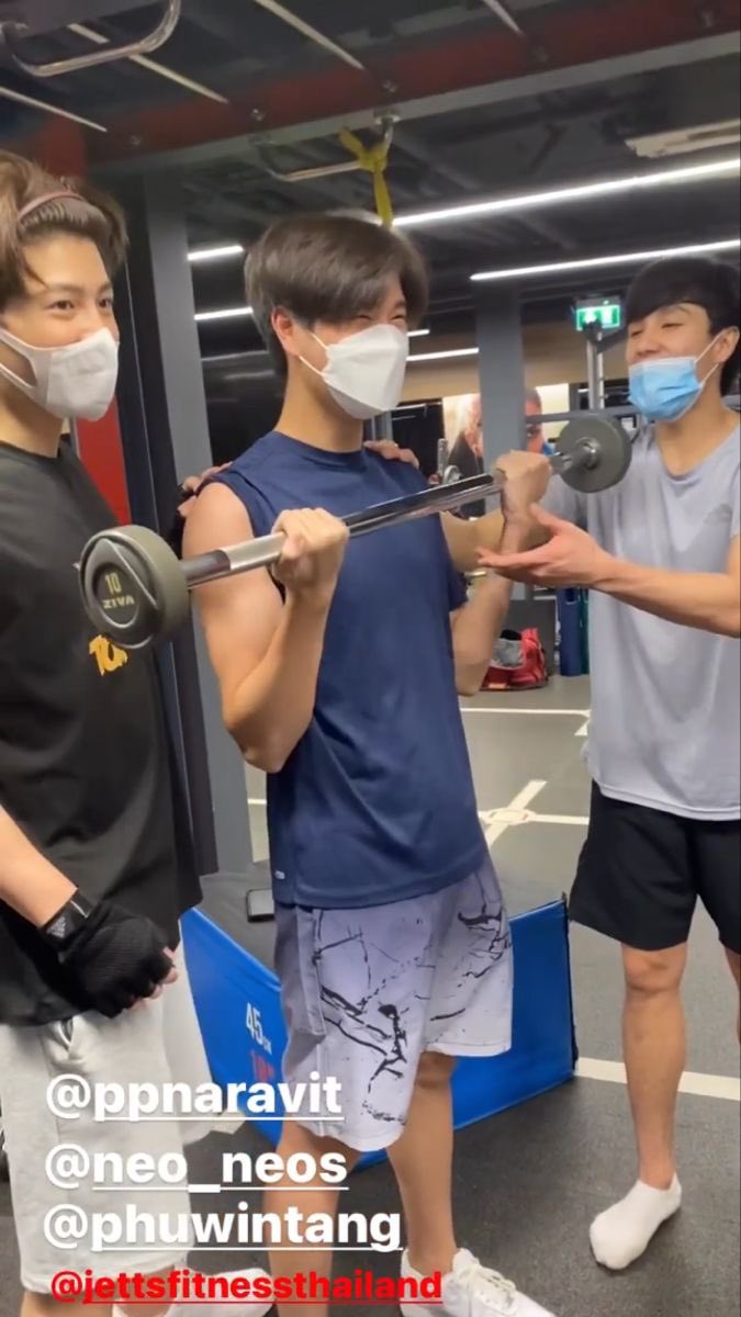 pptnarawin's tweet photo. Remember when Phuwin asked Neo to ask Pond to join them at the Gym so he could get close to Pond 🚬🙂‍↔️

He was acting like when that teen ask their friends to invite their crush to a party to have an excuse to get close 😭😭😭😭😭 https://t.co/KmuAdPEeF6