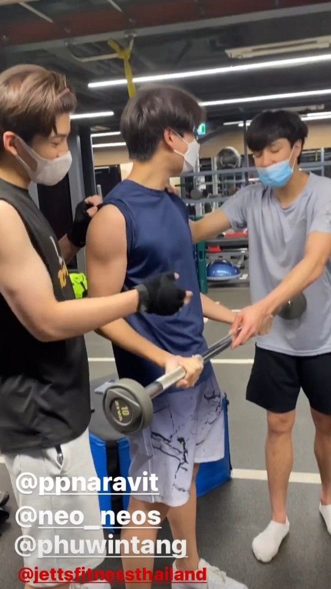 pptnarawin's tweet photo. Remember when Phuwin asked Neo to ask Pond to join them at the Gym so he could get close to Pond 🚬🙂‍↔️

He was acting like when that teen ask their friends to invite their crush to a party to have an excuse to get close 😭😭😭😭😭 https://t.co/KmuAdPEeF6