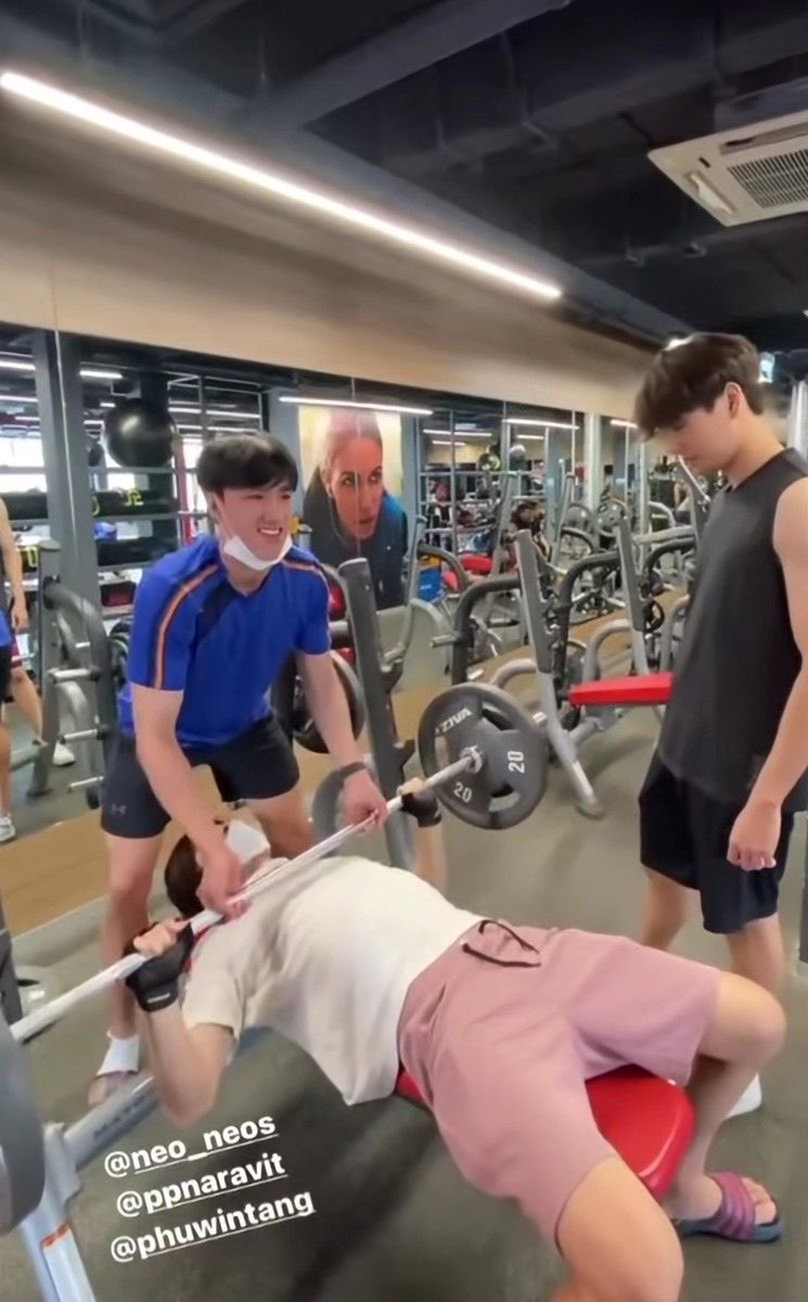 pptnarawin's tweet photo. Remember when Phuwin asked Neo to ask Pond to join them at the Gym so he could get close to Pond 🚬🙂‍↔️

He was acting like when that teen ask their friends to invite their crush to a party to have an excuse to get close 😭😭😭😭😭 https://t.co/KmuAdPEeF6