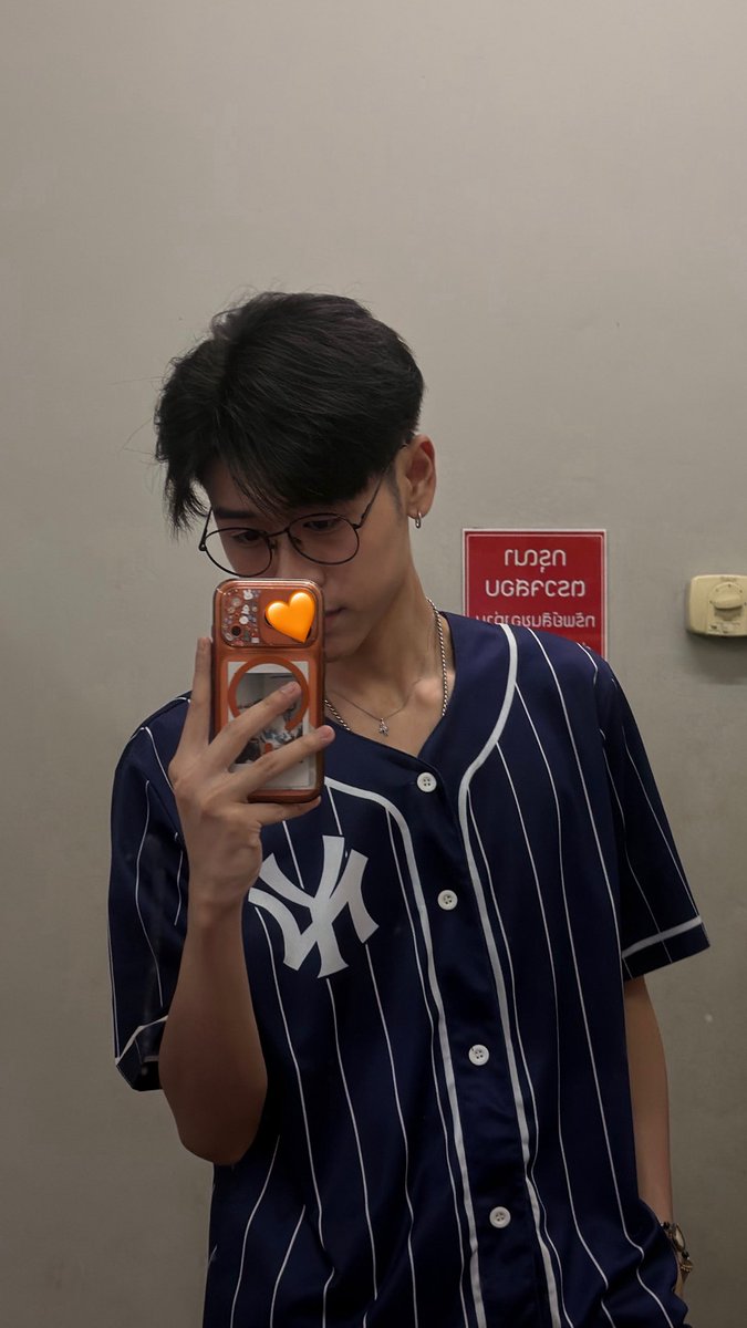 In_Intawit's tweet photo. กระชากคอเสื้อแล้วลากมาตบ 

#Intawit https://t.co/c0k0oocty7