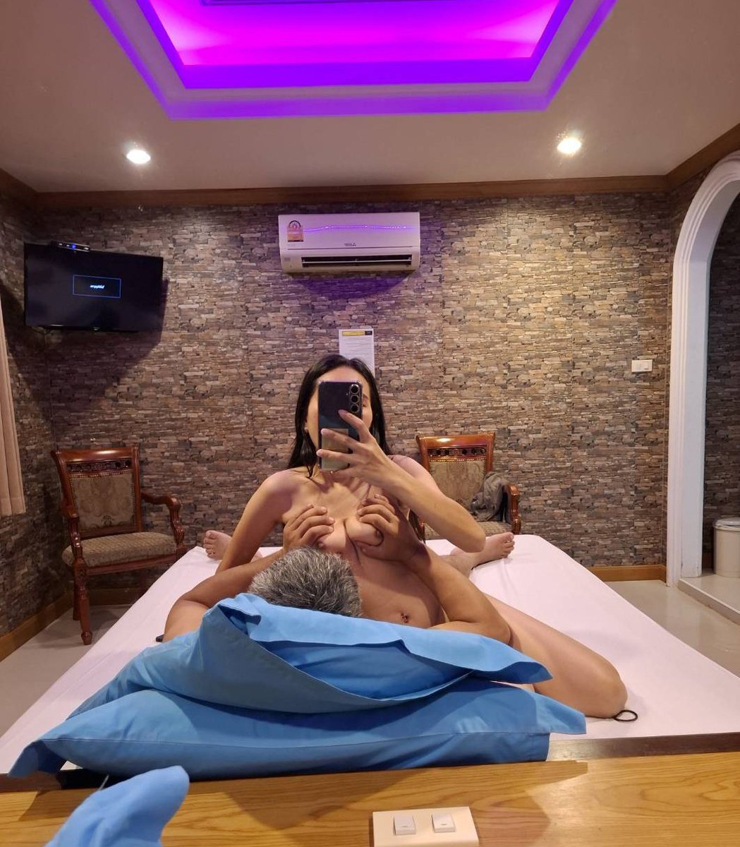 Cuckcongnhan's tweet photo. 2 vck ngắn gọn xúc tích , ở phòng trọ mà lòng nôn nao quá https://t.co/ICVOxoalIC