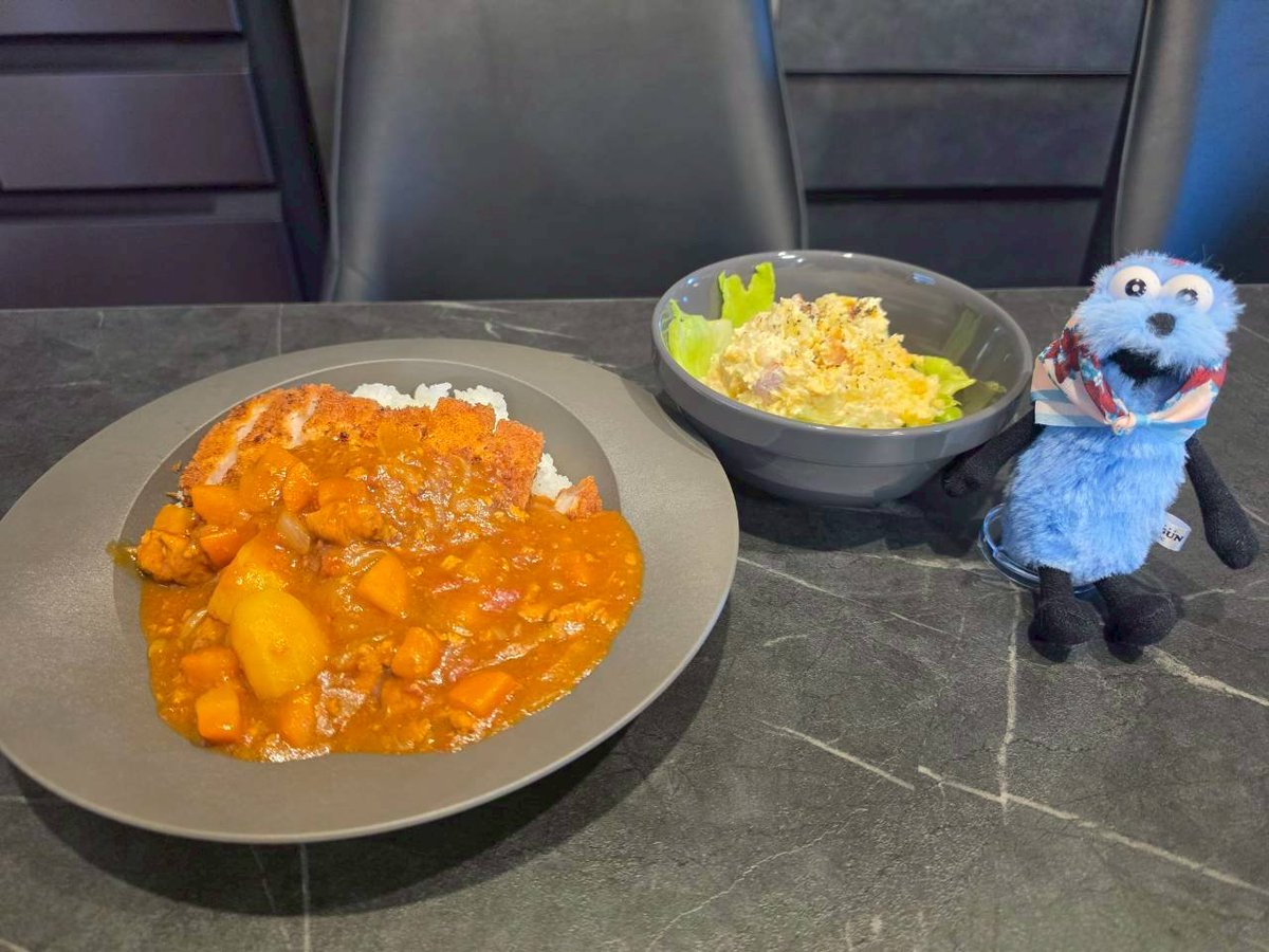 sunrab22's tweet photo. 夏バテと言う言い訳で
夫にご飯をお願いしたら
ヘビー級の愛を込めて
カツカレーを作ってくれました！笑 https://t.co/t3BMHMyS9U