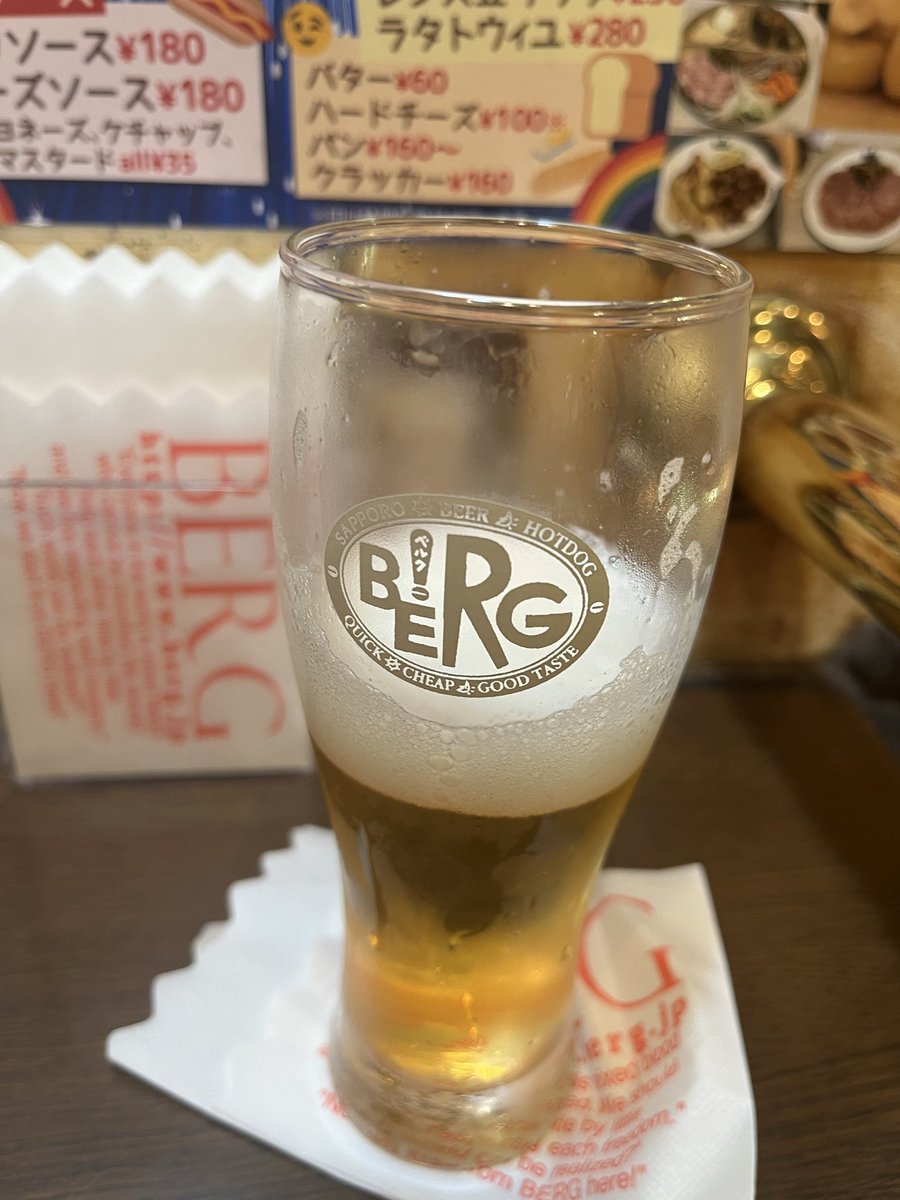 micronpo's tweet photo. 今日はじゅんぺーのラストDAYらしいから来たぞ。たまたま本人が注いでくれた。10年おつ！#BERG #生ビール https://t.co/70UupaukmK