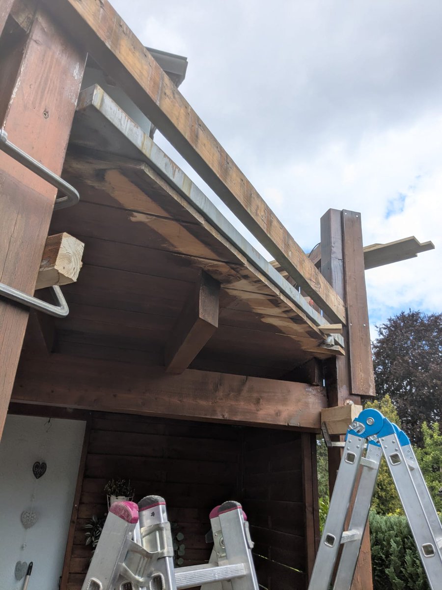 HermannLiebing's tweet photo. Die verfaulten Pfostenköpfe wurden mit einer Überplattung mit Hölzern erneuert und dieser Balken wurde komplett ausgetauscht.
#liebingholzarbeiten #holzarbeiten #balkon #balkonsanierung #balkongeländer #sanierung #renovierung https://t.co/7D3PgSznrk