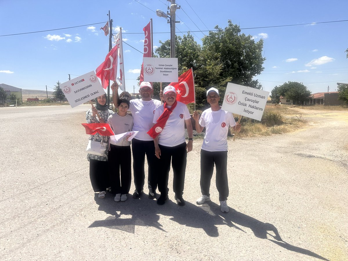 alitilkici38's tweet photo. Kahramanlara Hak Yürüyüşü 6 ncı günündeyiz
70nci km.köşektaşı çıkışı
#KahramanlaraHakYürüyüşü
#UzmanÇavuş
@TEMUD_2024 https://t.co/yQyelvXiKQ