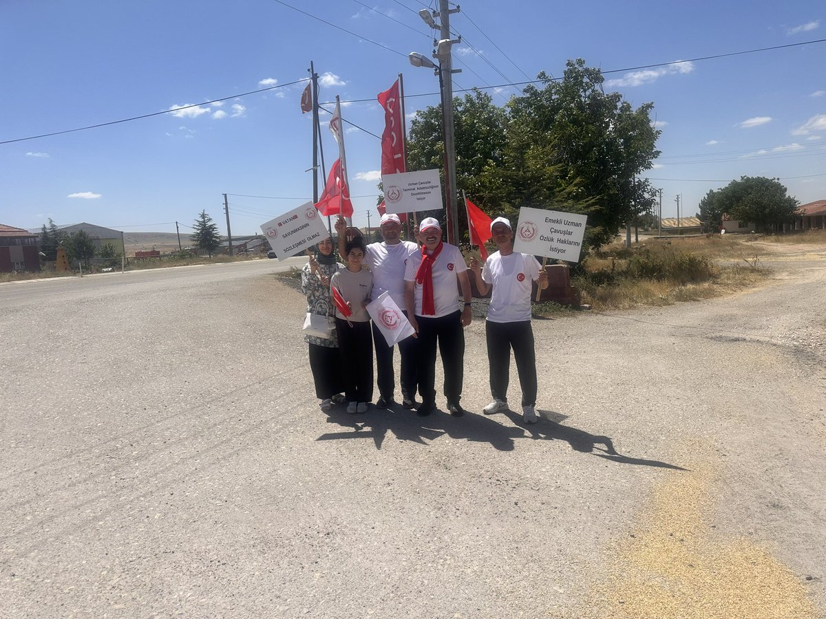 alitilkici38's tweet photo. Kahramanlara Hak Yürüyüşü 6 ncı günündeyiz
70nci km.köşektaşı çıkışı
#KahramanlaraHakYürüyüşü
#UzmanÇavuş
@TEMUD_2024 https://t.co/yQyelvXiKQ