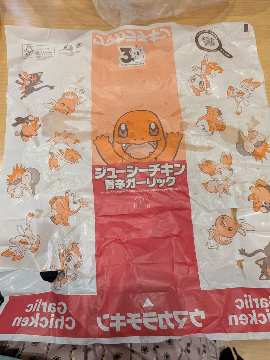 pilum0506's tweet photo. ポケモン30周年バーガー包み紙めっちゃ可愛い！ジューシーチキン旨辛ガーリック思ったより辛い https://t.co/WAFgqmir31