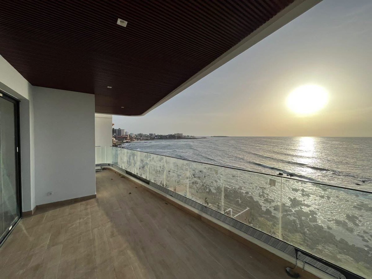 BusinessGalsen's tweet photo. 🌊 VIVEZ LES PIEDS DANS L'EAU — LE VIRAGE 🌊

Imaginez ouvrir vos fenêtres chaque matin sur l'océan. Pas une vue « côté mer ». La mer, en première ligne.

Nous vous proposons un appartement F4 de 230 m², au 4ᵉ étage d'une résidence d'exception au Virage.
Un volume rare, pensé pour ceux qui ne veulent pas choisir entre espace, confort et emplacement.

✨ Les prestations de la résidence :
🏊 Piscine
🛗 Ascenseur
🏋️ Salle de sport
🛡️ Sécurité 24h/24
⚡ Groupe électrogène

📍 Le Virage — première ligne sur la mer
💰 360 000 000 FCFA

CONTACTS :
galsenbusiness@yahoo.com 
galsenbusiness@outlook.com
Téléphone & whatsapp (+221)773052217