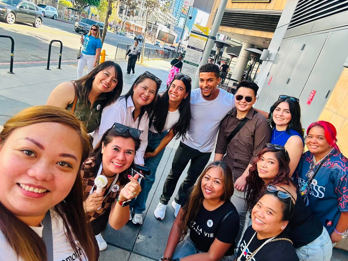 intoy__'s tweet photo. WEST COAST A'TIN with Jared and Kiana of K&J reacts. I gave them a mini kraft envelope with stickers inside. They said they have seen https://t.co/0nv1yRq52m (told them I made it) and thought it was a really well-made site! 💙✨

SB19 GRAMMY MUSEUM LA
@SB19Official #SB19
#SB19GRAMMYGlobalSpinLive