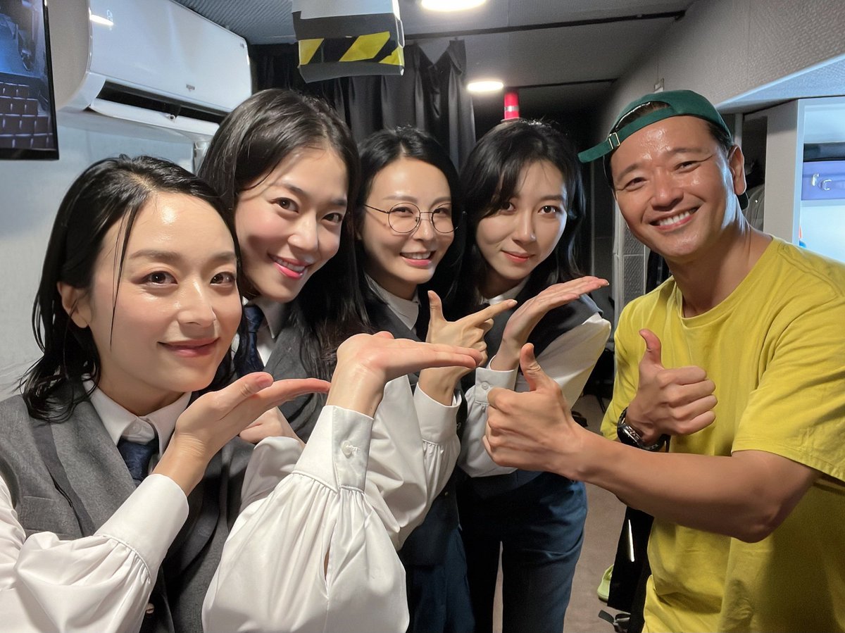 gleam__company's tweet photo. 𝐓𝐇𝐄 𝐏𝐋𝐀𝐘 𝐉𝐄𝐊𝐘𝐋𝐋 𝐀𝐍𝐃 𝐇𝐘𝐃𝐄
𝐛𝐲 𝐆𝐚𝐫𝐲 𝐌𝐜𝐍𝐚𝐢𝐫
#연극 #지킬앤하이드

🎩 SPECIAL PHOTO

퍼포머 𝑷𝒆𝒓𝒇𝒐𝒓𝒎𝒆𝒓
#배수빈 #신의정 #최연우 #전성민 #장보람
(재연 1차 시즌의 맏형 퍼포머! 배수빈 배우가 <지킬앤하이드>를 방문해주셨습니다🤗) https://t.co/TqMGouGTYO