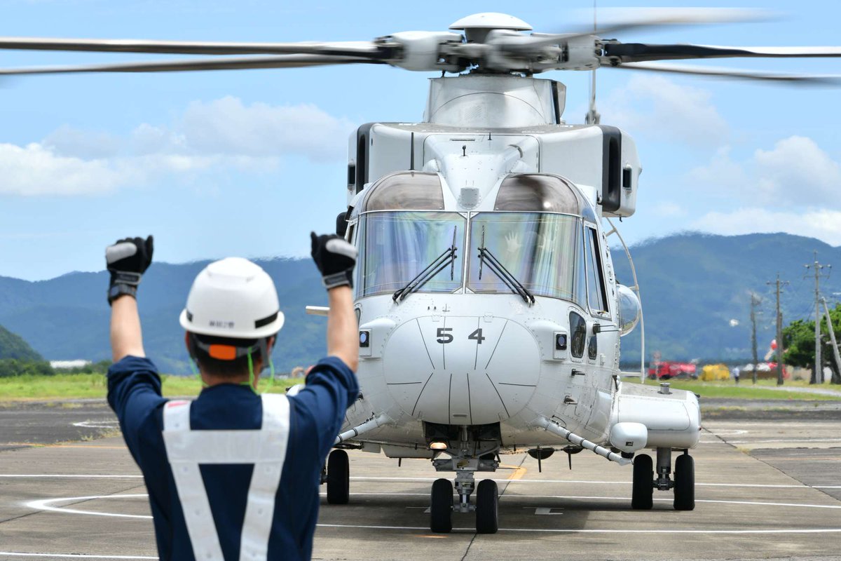 JMSDF_22aw's tweet photo. 7月28日に発生した令和8年熊本地震に対応するため、海自岩国航空基地第111航空隊所属の「MCH-101」2機が大村航空基地に到着しました。
#海上自衛隊 #JMSDF #大村 #岩国 #MCH #熊本地震 https://t.co/PSQBUmbMq7