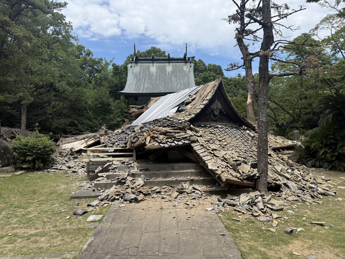 _instant_house_'s tweet photo. 昨夕の地震を受け、今朝早くから熊本に入っております。
このたびの地震により被害に遭われた皆様に、心よりお見舞い申し上げます。
10年前の熊本地震の際も、発災から数日後に現地へ入り、家屋や街の姿が失われてしまった光景を目の当たりにしました。今回、改めて発災翌日の現地を歩き、被災された方々の安否や、建物の被害状況の確認を進めております。
今回現地に入り、まず実感したことは、この10年間で街や家屋の「強靭化」が着実に進んでいるという事実です。これはひとえに、自治体や住民の皆様の、復興に向けた並々ならぬご尽力の賜物です。局所的な建物の損壊は見受けられるものの、大規模な倒壊によって命が失われる危険性は、10年前と比較して大きく減少しているように感じられます。
一方で、発災後の「生活環境」については強い危機感を抱いています。現在、コンビニやホームセンター、飲食店など、生活の要となる場所がほぼ閉鎖されており、市民の皆様の先行きの生活が大変危ぶまれる状況です。また、余震への不安から車中泊を選択される方が非常に多く、ガソリンスタンドには給油を求める長い車列ができています。
10年前の記憶が皆様の脳裏に焼き付いており、「再び大きな地震が来るのではないか」という深い恐怖と不安を抱えていらっしゃいます。さらに、現在の被災地は過酷な猛暑に見舞われており、数分おきに救急車のサイレンが鳴り響くなど、熱中症をはじめとする心身への健康被害も極めて深刻です。
こうした事態を受け、私たちは平時から開発を進めてきた「インスタントハウス」を、必要に応じて即座にお届けできる体制を整えて現地入りしています。現在、各避難所を巡回し、行政の皆様とも連携を図りながら支援のニーズを細かく確認しております。
避難所内のプライバシーを守る「インスタントルーム」や、屋外に設営でき、断熱性に優れ涼しく快適で丈夫な「インスタントハウス」が、この猛暑と不安を少しでも和らげる一助になればと願っております。
今後も被災された皆様の生の声に真摯に耳を傾け、お一人おひとりの心にできる限り寄り添いながら、今、本当に必要とされている支援を迅速に届けてまいります。
災害関連の症状を少しでも減らし、安心して身体と心を守れる復旧時の住環境をお届けすべく、チーム一丸となって最大限に尽力いたします。
どうか、これ以上の被害が広がりませんように。皆様のご安全と安心を、心より祈っております🙏🙏🙏

Following the earthquake that struck yesterday evening, I have been in Kumamoto since early this morning.
I would like to express my deepest sympathies to everyone affected by this disaster.
During the Kumamoto Earthquake 10 years ago, I visited the area a few days after the disaster and witnessed the heartbreaking reality of homes and towns that had been lost. Today, the day after this new earthquake, I am once again on the ground, checking on the safety of the people and assessing the damage to buildings.
The first thing I realized upon arriving is that the "resilience" of the towns and houses has steadily improved over the past decade. This is undoubtedly the result of the extraordinary efforts toward recovery made by local municipalities and residents. Although there is localized damage to buildings, the risk of losing lives due to large-scale collapses seems to have decreased significantly compared to 10 years ago.
However, I feel a strong sense of crisis regarding the post-disaster living conditions. Currently, convenience stores, home centers, restaurants, and other essential lifelines are almost entirely closed, leaving citizens in a highly precarious situation regarding their daily lives. Furthermore, many people are choosing to sleep in their cars due to the fear of aftershocks, resulting in long lines at gas stations.
The traumatic memories of 10 years ago are still etched in everyone's minds, and there is a deep, underlying fear that "another big one might come."
We will do our utmost to provide a safe and secure living environment during this recovery phase, protecting both body and mind, so that we can minimize any disaster-related health issues.
I pray from the bottom of my heart for everyone's safety and that there will be no further damage🙏🙏🙏