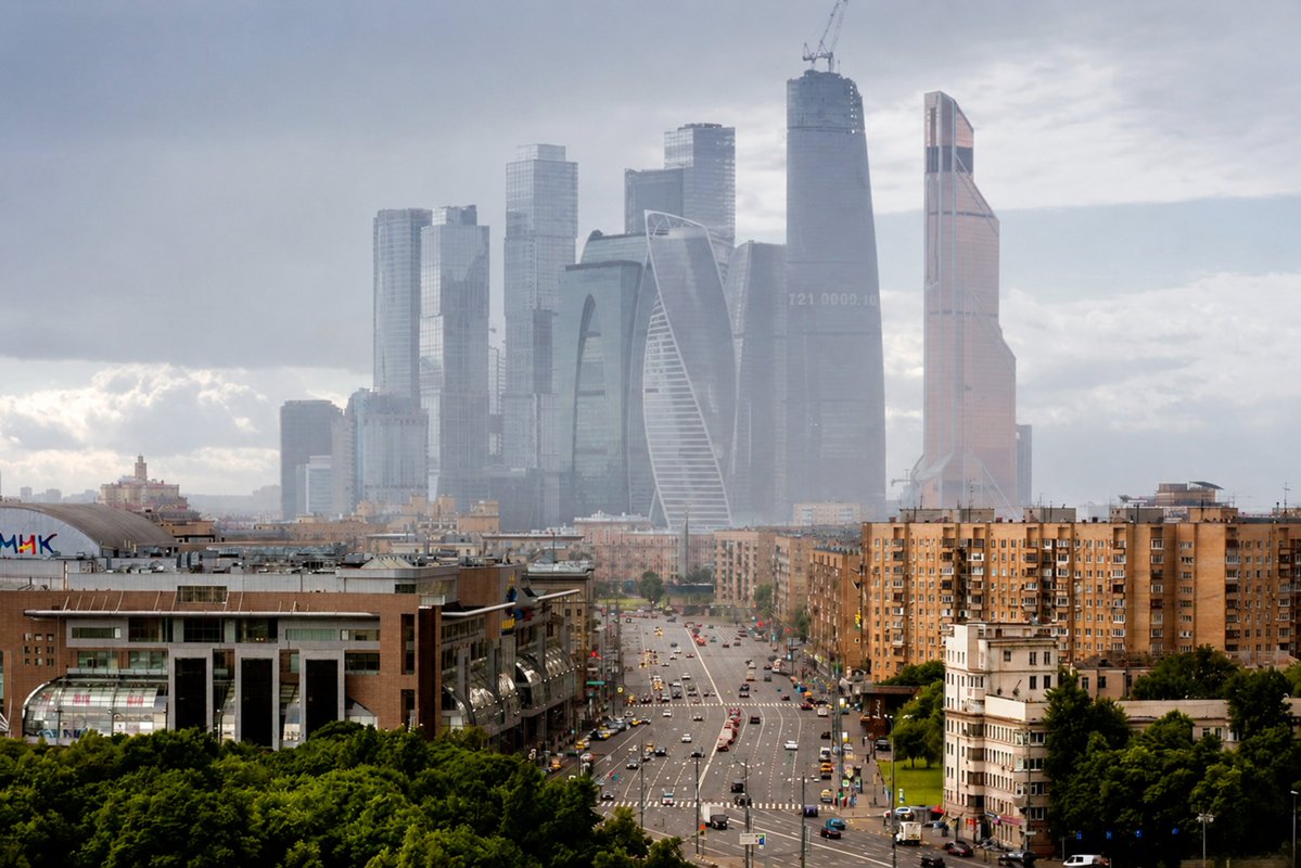 Civixplorer's tweet photo. Two different worlds in a single frame — Moscow, Russia 🇷🇺 https://t.co/YBr5C5cUl7