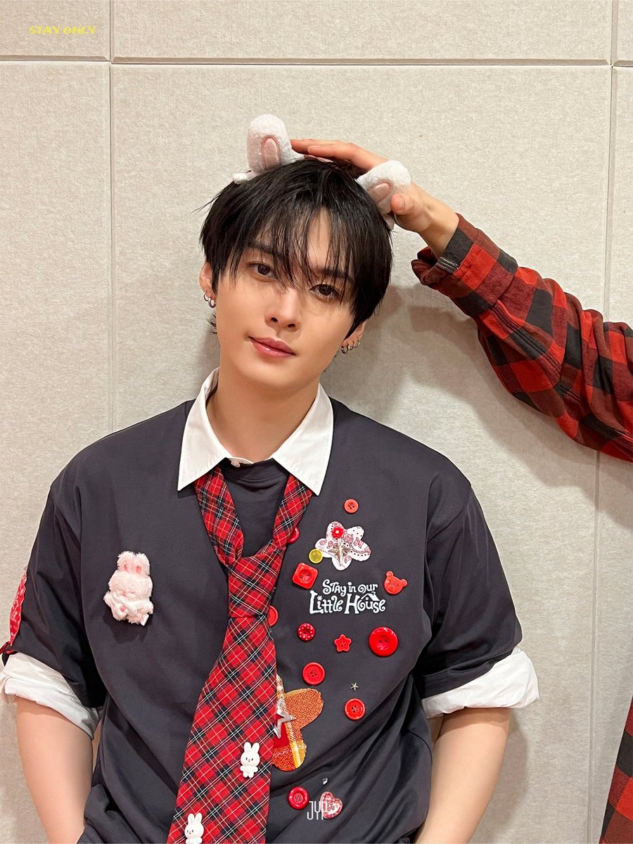 staysday6's tweet photo. SEUNGMIN PATTING LEE KNOW ON THE HEAD 🥹🥹🥹 https://t.co/VAE1MaehxK