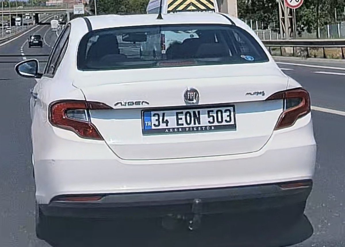 spoticars's tweet photo. İstanbulda Trafik Terörü bitmiyor 
Önündeki aracı taciz edip sonra önüne aniden kırıp frene basan magandalar ailenin canını tehlikeye attıktan sonra ceza almadan eğlenip yoluna devam ediyor
@TrafikEgm @TC_icisleri @trafik_cezasi @asayisberkemal0 @EmniyetGM 
#trafikterörü https://t.co/BFDoV20rJH