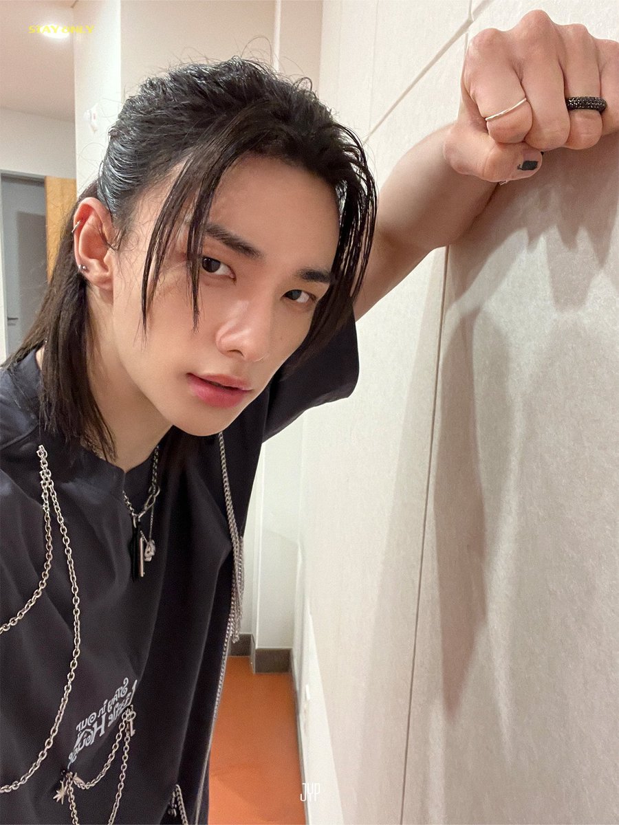ssomi_SKZlove's tweet photo. 'STAY in Our Little House' Behind Cuts 
#현진 🏠🤳 https://t.co/0f5pz2Lltn