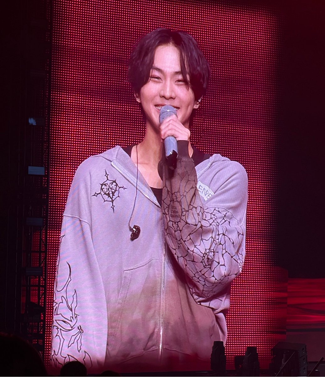 EN7ernally's tweet photo. jungwon’s duality on big screen 😮‍💨 https://t.co/h0ZauNHU8L