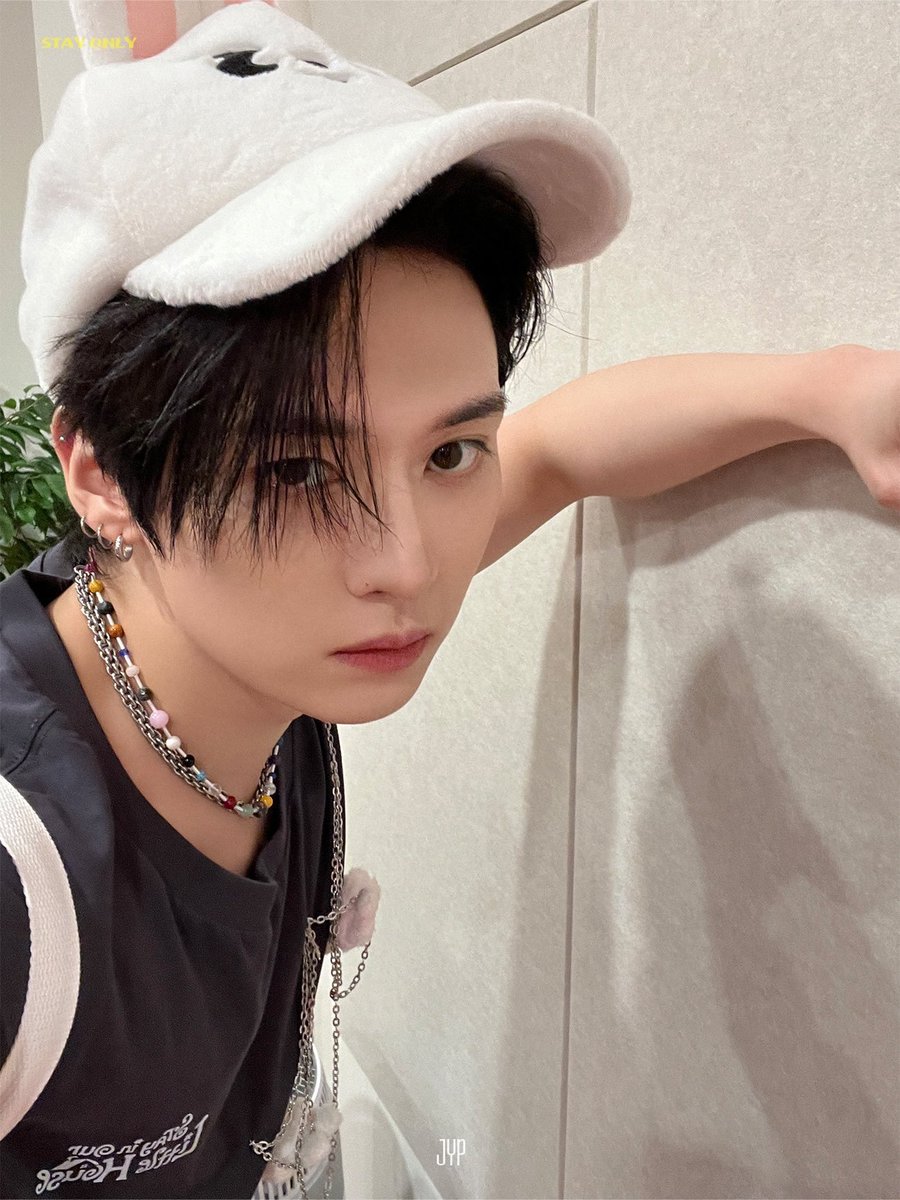 MlNHORIZON's tweet photo. LEEKNOW KABEDON SELFIE 🫣 https://t.co/7bGauLkhVp