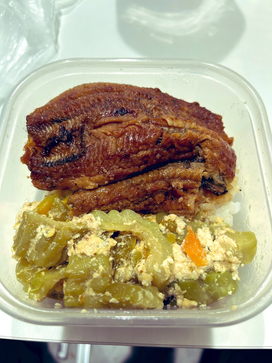 _mariko_wc's tweet photo. 今日のお弁当は
自分の家で採れたよゴーヤと🥒
いただきものの🐟 https://t.co/2cx3DGQzFb