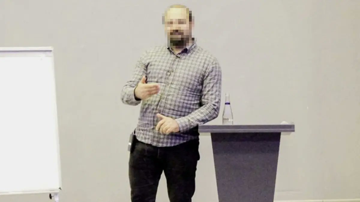 mynet's tweet photo. Çanakkale Onsekiz Mart Üniversitesi Siyasal Bilgiler Fakültesi'nde kız öğrenci G.N.İ., öğretim görevlisi O.S. hakkında taciz iddiasıyla suç duyurusunda bulundu.

Öğrenci suç duyurusunda bulununca öğretim görevlisi görevden uzaklaştırıldı.

O.S.'nin daha önce yine tacizden 3 kez görevden uzaklaştırıldığı ortaya çıktı. Ancak öğretim görevlisi mahkeme kararıyla yine görevine döndü. 

YÖK, mahkemenin verdiği karara itiraz ederken yaşanan gelişmeler Siyasal Bilgiler Fakültesi'ndeki tacize uğradığını iddia eden öğrencileri de tedirgin etti. 

İsmini vermek istemeyen öğrenciler, "Biz şikayetçi olduğumuz, bizi taciz eden bir öğretmenin dersine nasıl girebiliriz. Geçmişte 3 kez bu suçtan atılmış, sicili bu kadar karanlık bir hoca nasıl geri iade edilebilir" dediler. (Sabah)