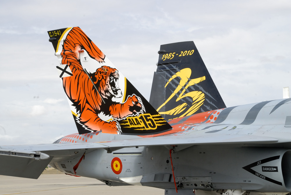 EjercitoAire's tweet photo. ¡Buenos días, aviadores!👋🏼

Hoy, Día Internacional del Tigre, resaltamos la mascota del Ala 15.

Sus F-18 tienen capacidad multi-role, pudiendo realizar diferentes misiones tácticas, desde la interceptación y combate con otras aeronaves hasta el apoyo a las fuerzas de superficie. https://t.co/ZuMvLe2oNG