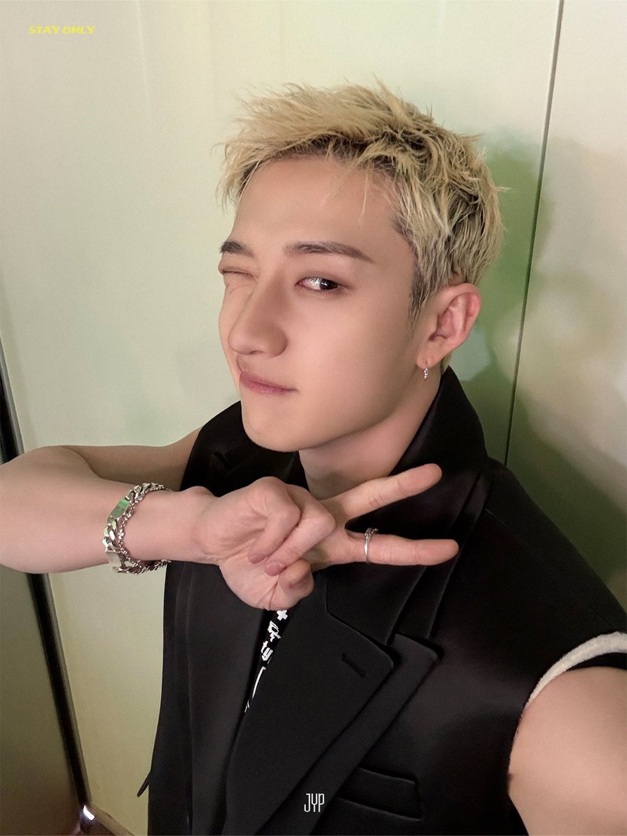rachaflex's tweet photo. chan selfies from the fanmeeting ♡ https://t.co/YnbVtygaQ3