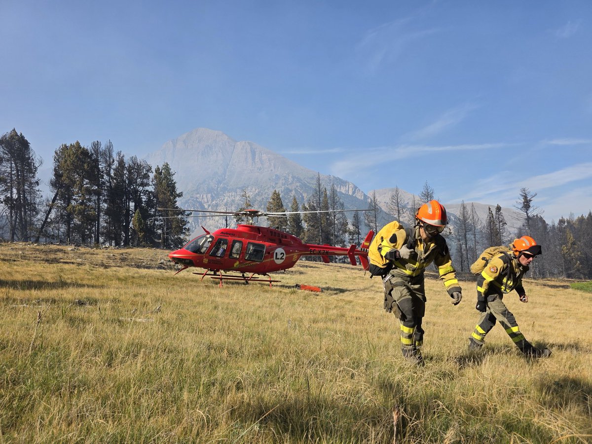 IIFFAragon's tweet photo. INFOAR trabaja en 🔥#IFPlan
de forma favorable. El incendio ha afectado a 80-90 hectáreas, según estimación provisional.
🚒 Hoy opera el helicóptero 🚁 y helitransportada de #Boltaña, dos brigadas terrestres y una autobomba. https://t.co/Gnnt59sqC6