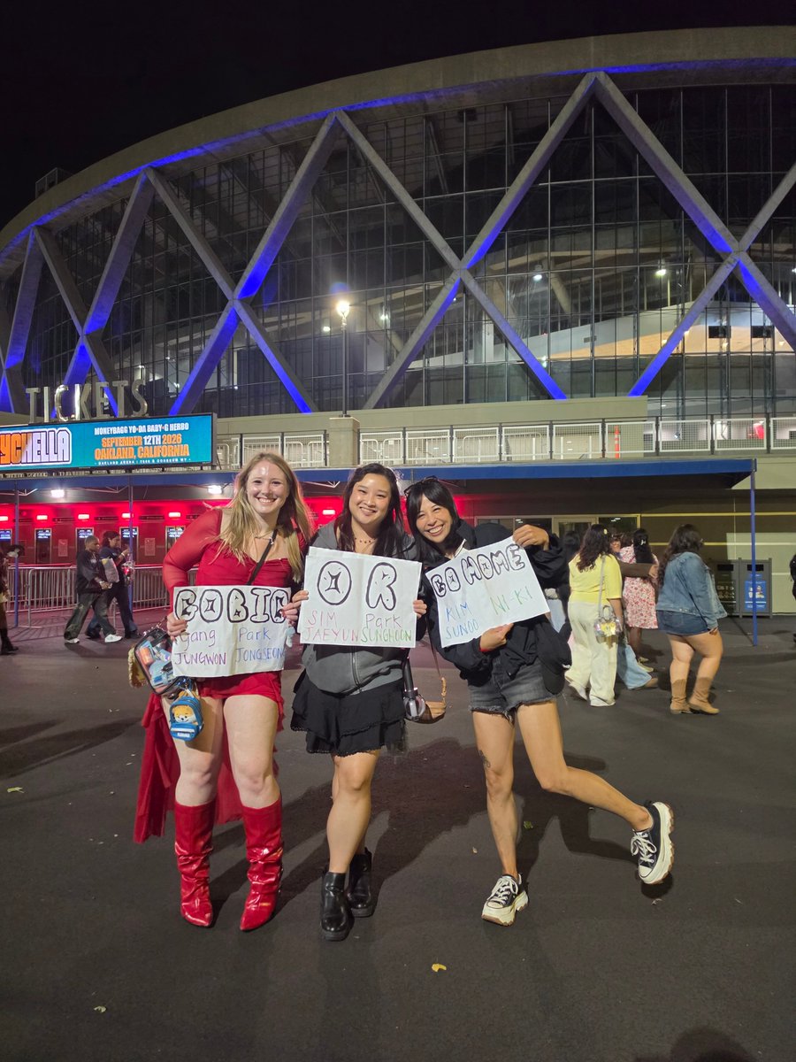 thisisforyun's tweet photo. We ended up on big screen with our signs during fan segment before encore lol. I love these ladies 🥹💕

#bloodsaga #enhypen #engene #tour https://t.co/y3vrISbMgg